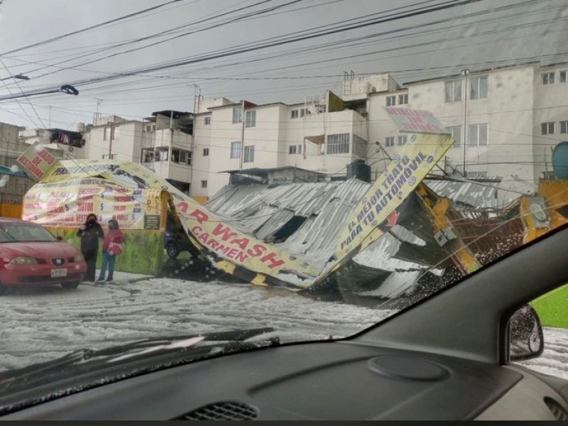 Cae estructura de negocio tras granizada en Puebla