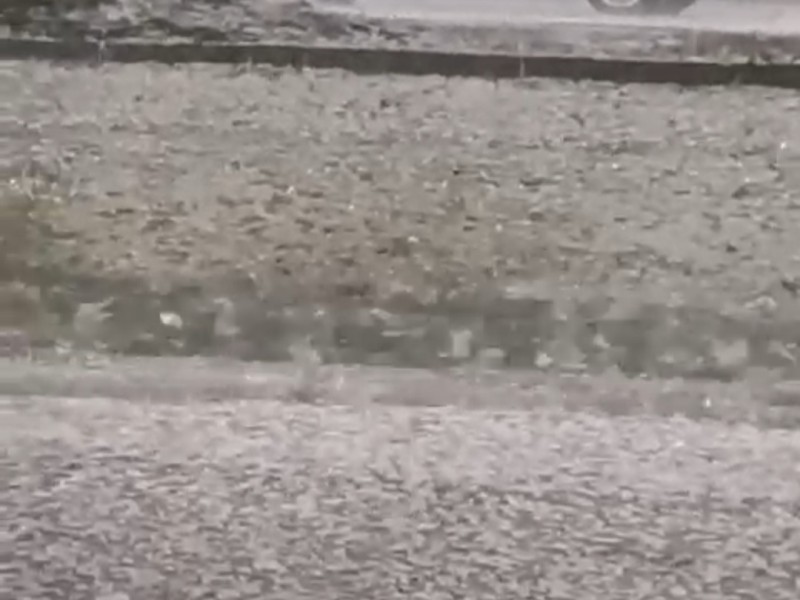 Cae fuerte lluvia con granizo en Puebla capital