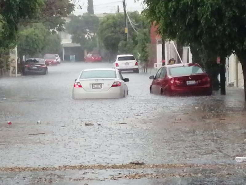 Cae fuerte lluvia en la capital