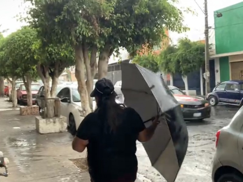 Cae granizo y lluvia en León