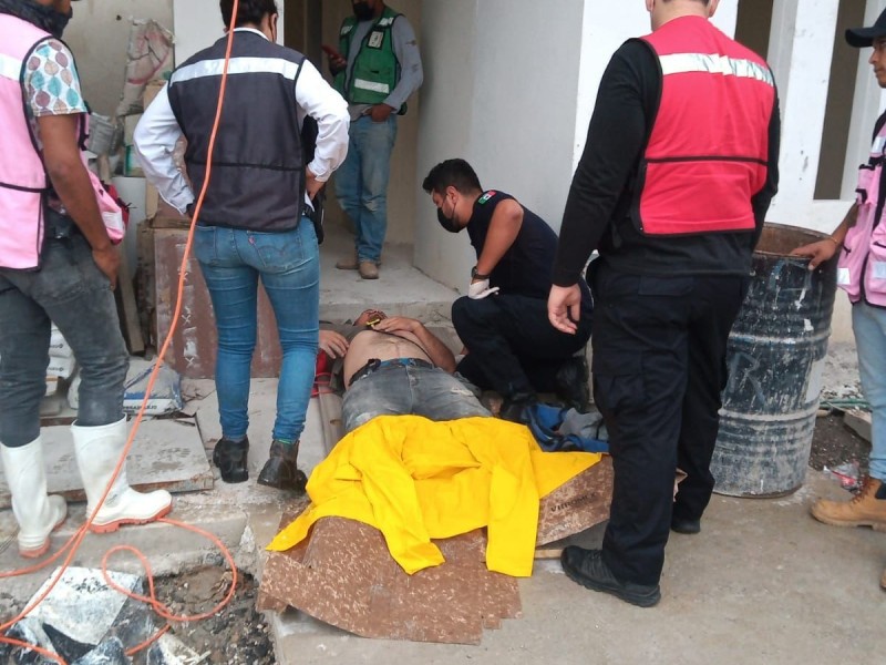 Cae hombre de obra en construcción en fraccionamiento Bonaterra