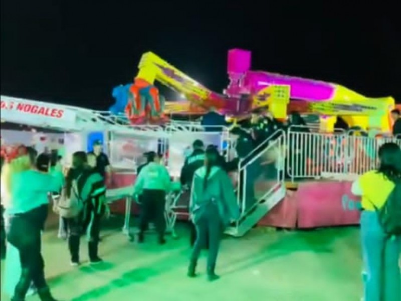 Cae juego juego mecánico en feria, reportan varias personas lesionadas