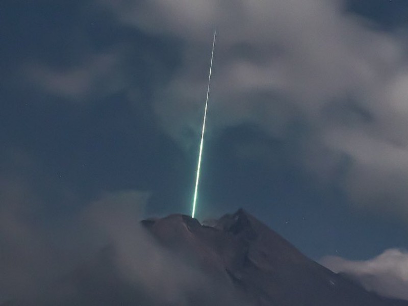 Cae meteorito sobre volcán Merapi, el más activo de Indonesia