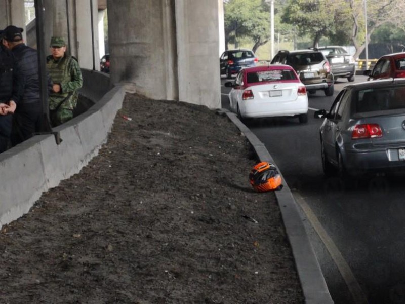 Cae motociclista 6 metros en Periférico y muere