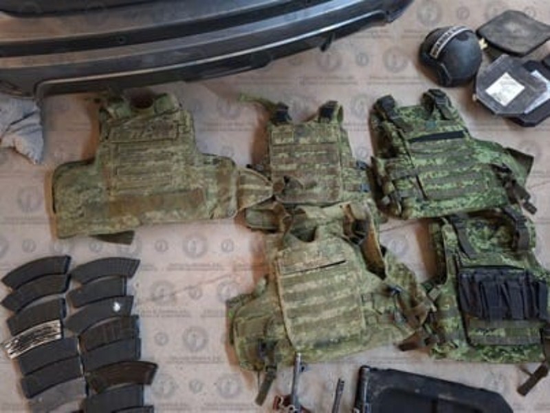 Cae mujer con arsenal y autos robados en Juventino Rosas