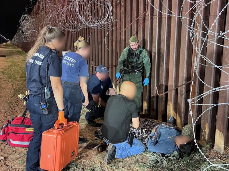 Cae mujer de lo alto del muro fronterizo