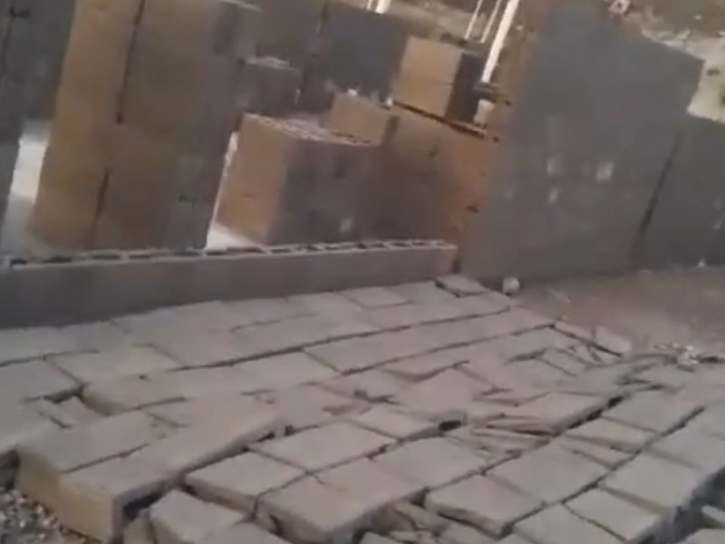 Cae muro de una vivienda que construye Sedatu