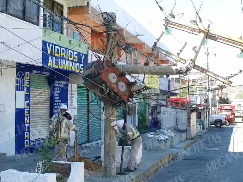 Cae poste de luz en Salina Cruz