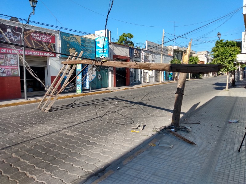 Cae poste en centro de la ciudad