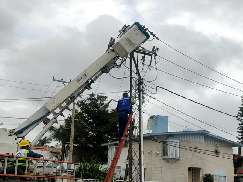 Cae poste en la calle Tota Carbajal