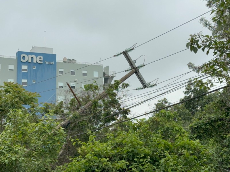 Cae poste por reblandecimiento de tierra en la carretera Veracruz–Xalapa