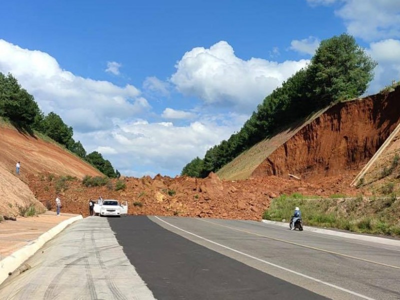 Cae talud sobre autopista Siglo XXI