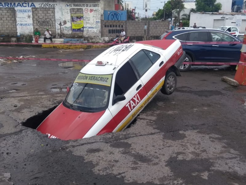 Cae taxi en socavón de la colonia Volcanes