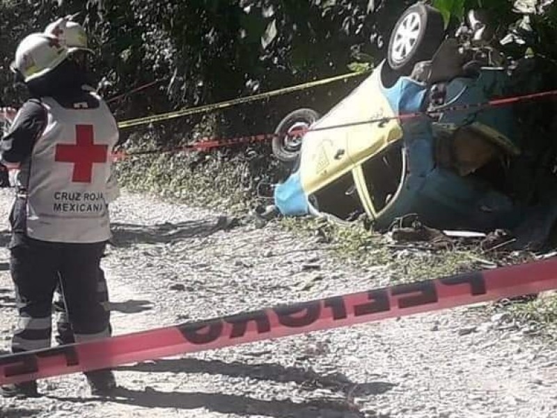 Cae taxista al fondo de un barranco en Xicotepec