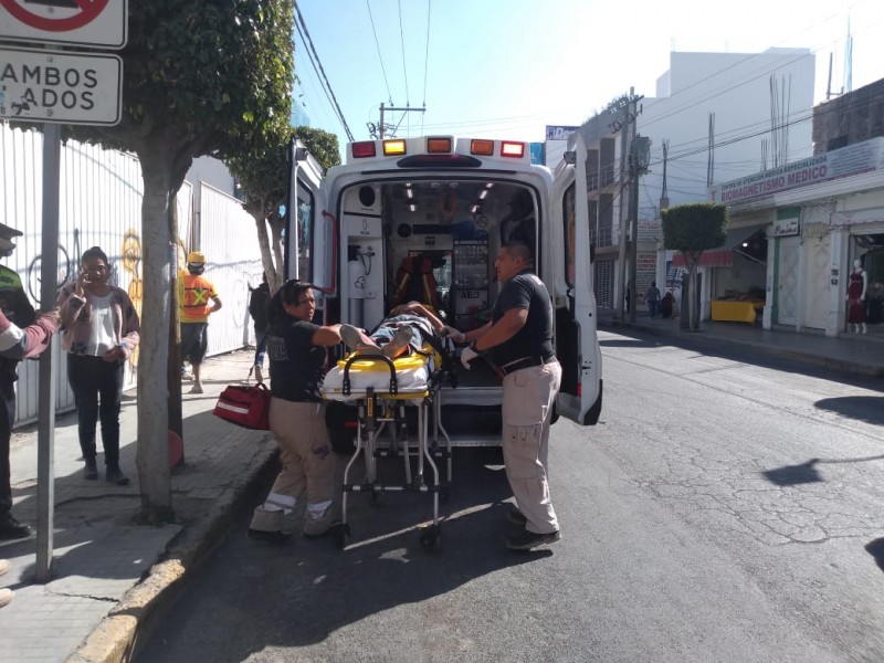 Cae trabajador de un segundo piso