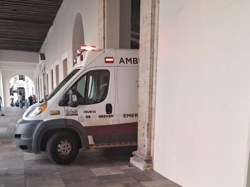 Cae trabajador en Palacio de Gobierno