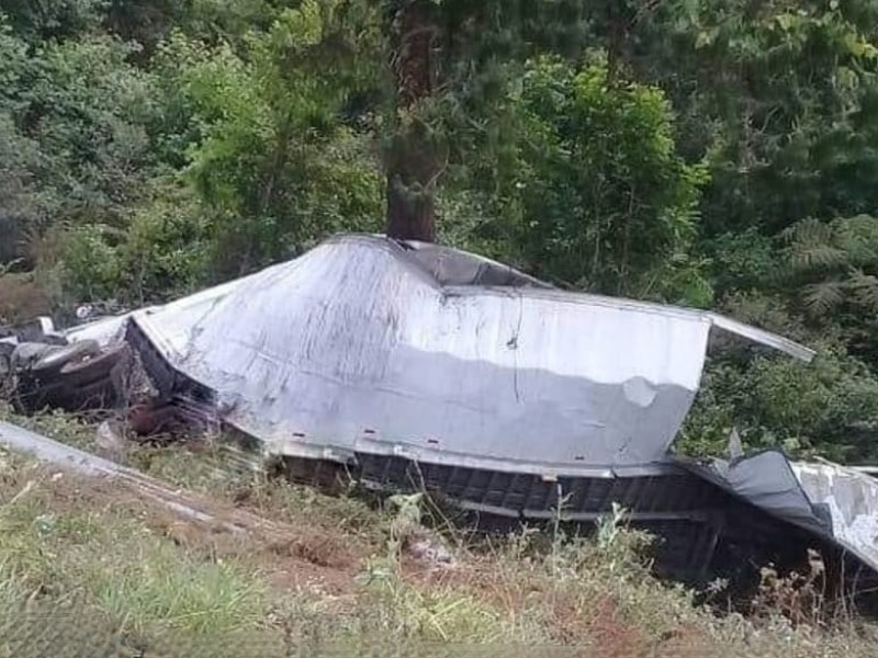 Cae tráiler al fondo de un barranco en Huauchinango