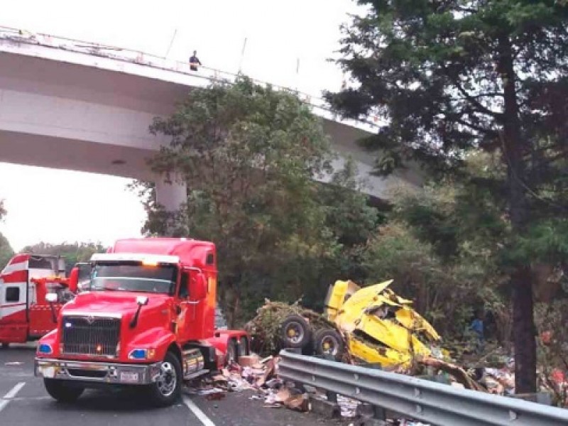 Cae tráiler de puente