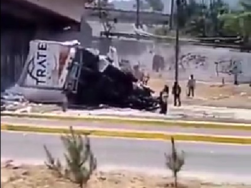 Cae tráiler de un puente, hay dos lesionados