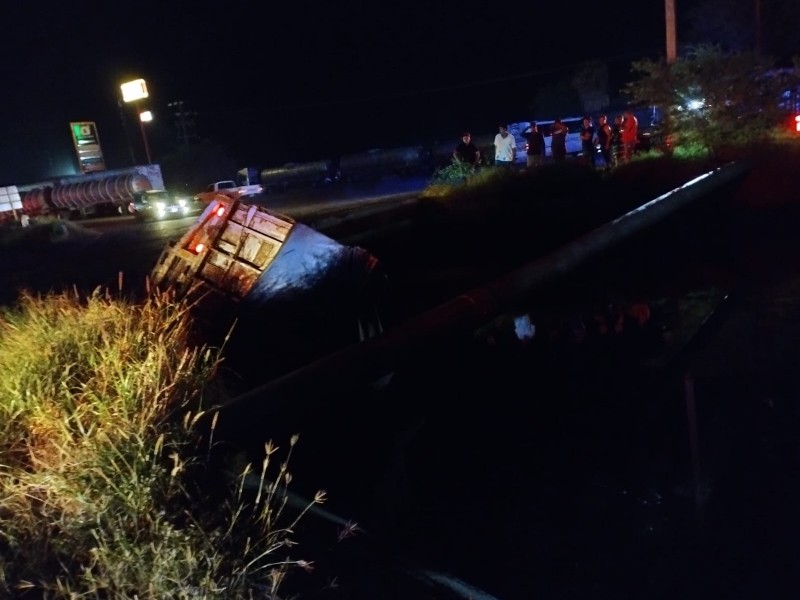 Cae transporte con fertilizante a canal, suspenden agua potable