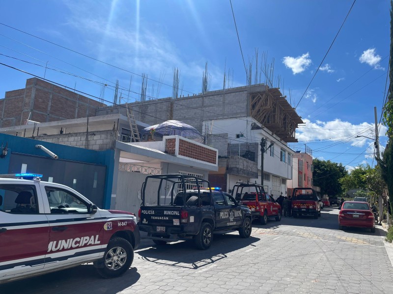 Cae un hombre de un tercer piso en la Industrial