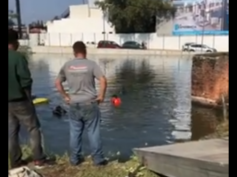 Cae vehículo a lago artificial rumbo a Altozano