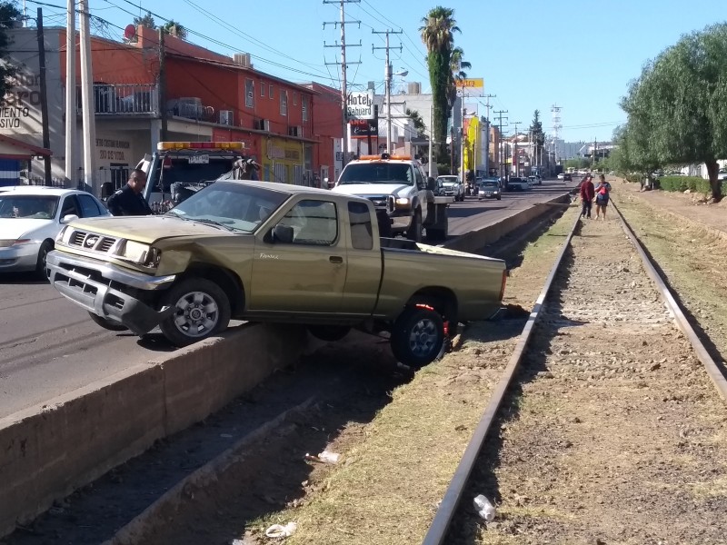 Cae vehículo a vías del ferrocarril