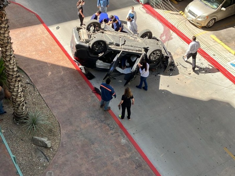Cae vehículo de segundo piso de estacionamiento de hospital San José