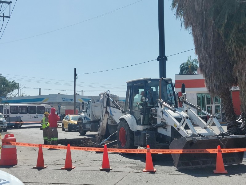 Cae vehiculo en bache de gran tamaño en León