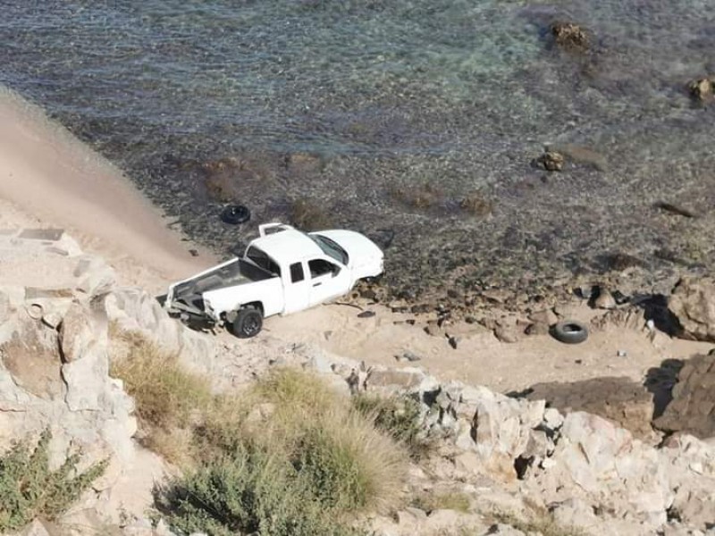 Cae vehículo en mirador de Costa Azul