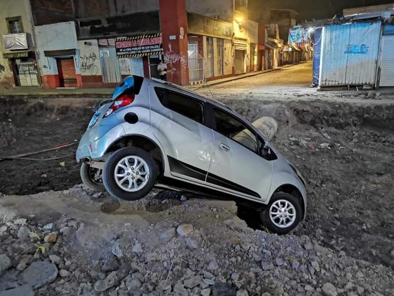 Cae vehículo en obra de rehabilitación de la Lázaro Cárdenas