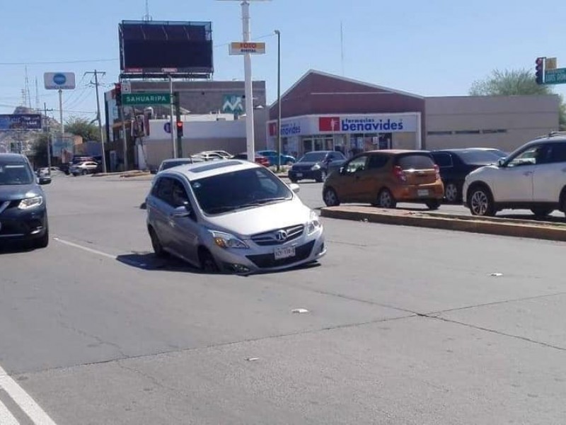 Cae vehículo en socavón; conductor resulta ileso