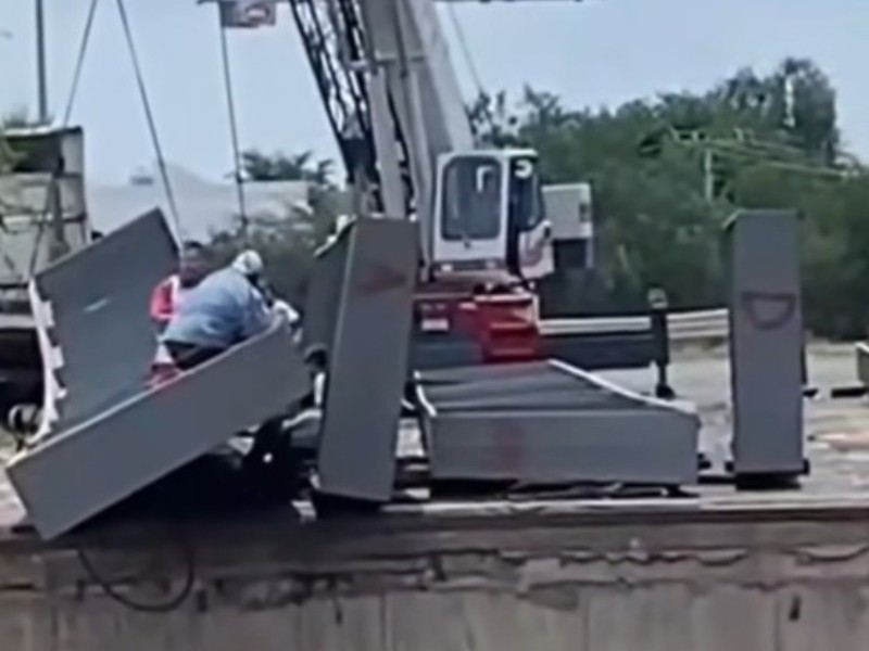 Cae viga de puente a trabajador y muere