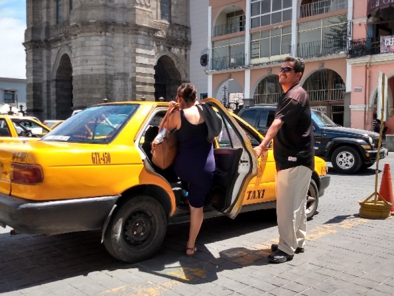 Caen ganancias de taxistas hasta un 50%