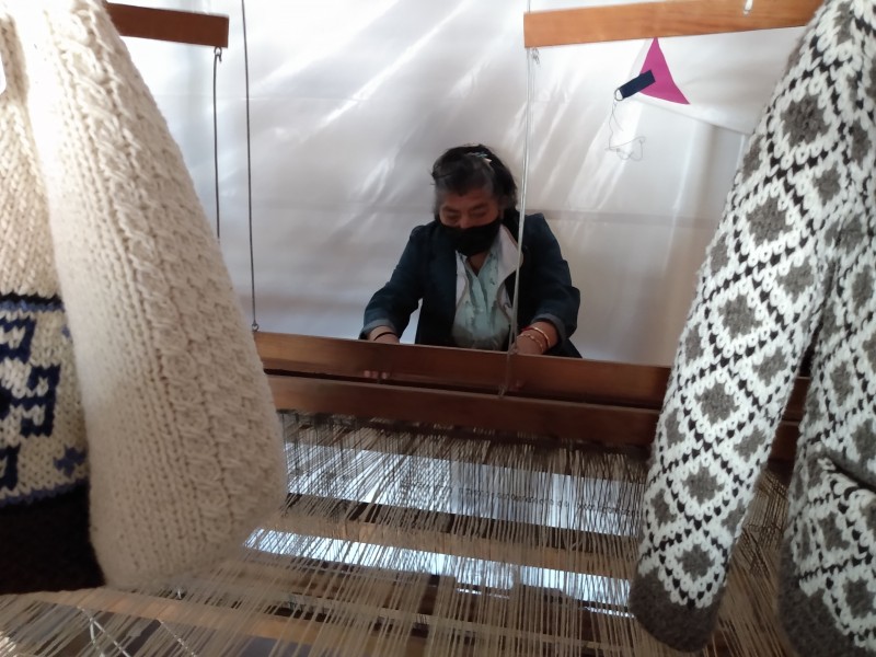 Caen ventas de artesanos de lana en Gualupita