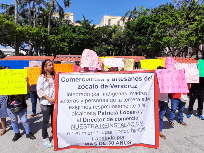 Caen ventas de artesanos del zócalo de Veracruz piden reinstalación