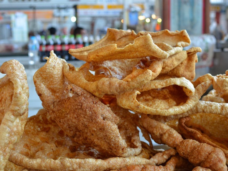 Caen ventas de chicharroneros por alza de precios de carne