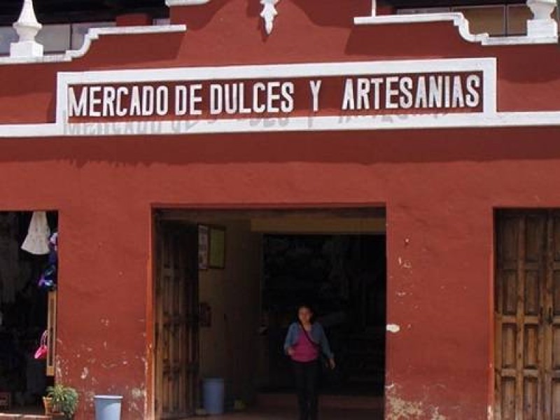 Caen ventas en Mercado de Dulces y Artesanías en SCLC