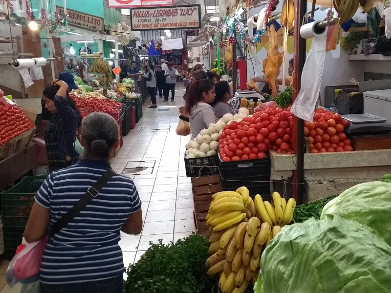 Caen ventas en mercado municipal