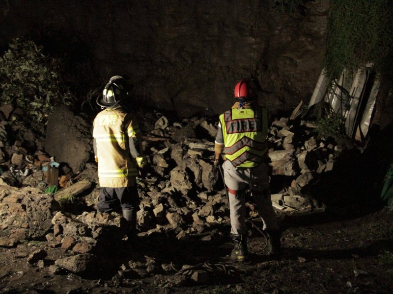 Caída de barda por lluvias en Ecatepec afecta predio y vehículo