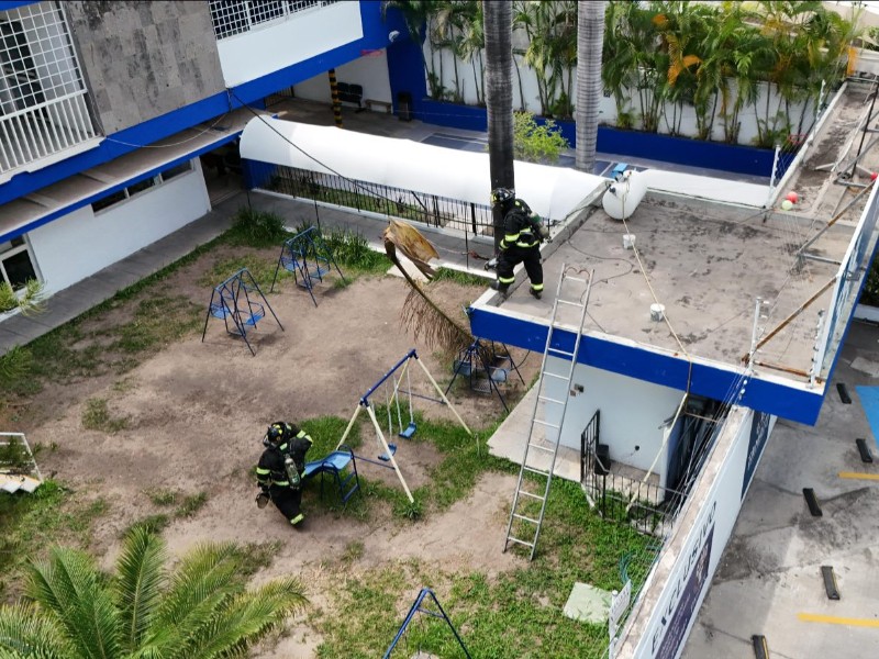 Caída de palapa ocasiona fuga de gas LP en guardería