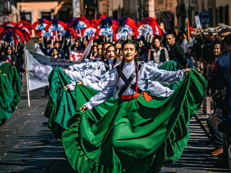 Caída de policías viales se viraliza durante desfile por la Revolución Mexicana
