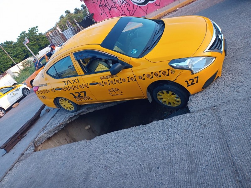 Se abre socavón en centro de Salina Cruz