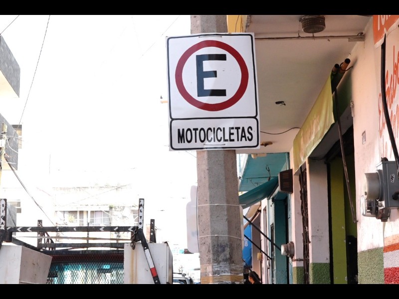 Cajones y espacios para estacionamiento no suelen ser respetados