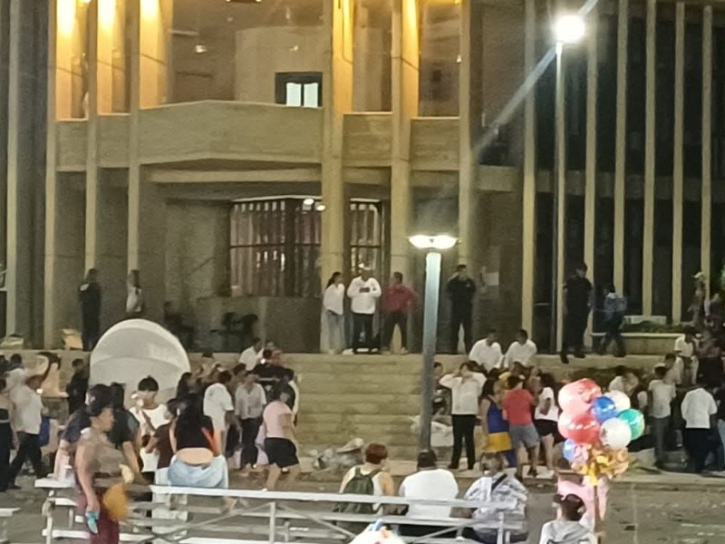 Calenda universitaria termina en agresión a bomberos en Salina Cruz