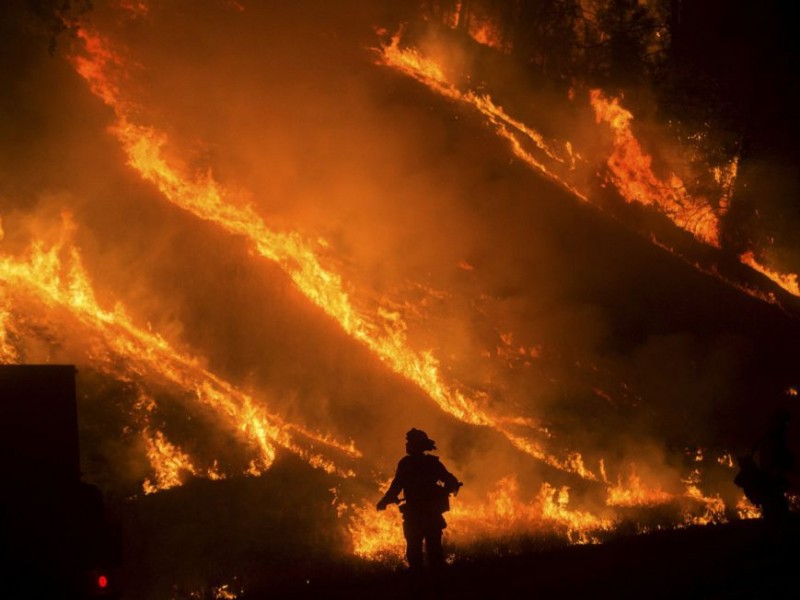 California declara estado emergencia por incendio