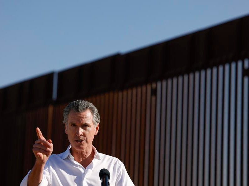 California planea limitar salud pública a migrantes
