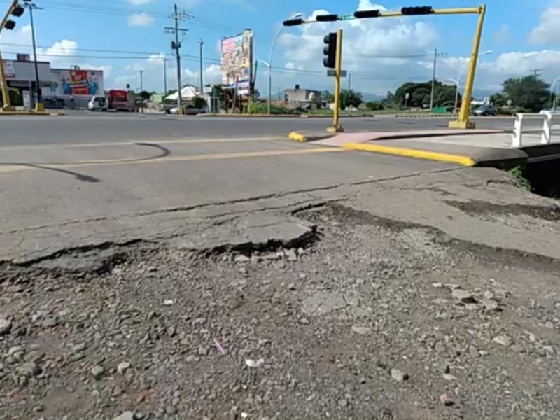 Calle Alejandrina se mantiene intransitable por los baches