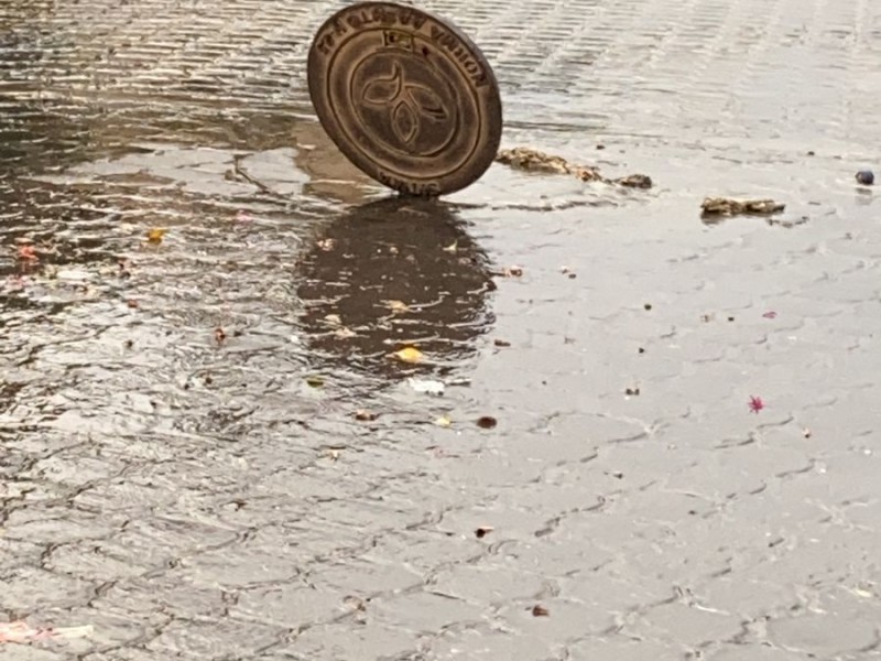 Calle Baja California se inunda después de ser reparada