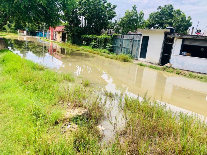 Calle inundada en la López Mateos